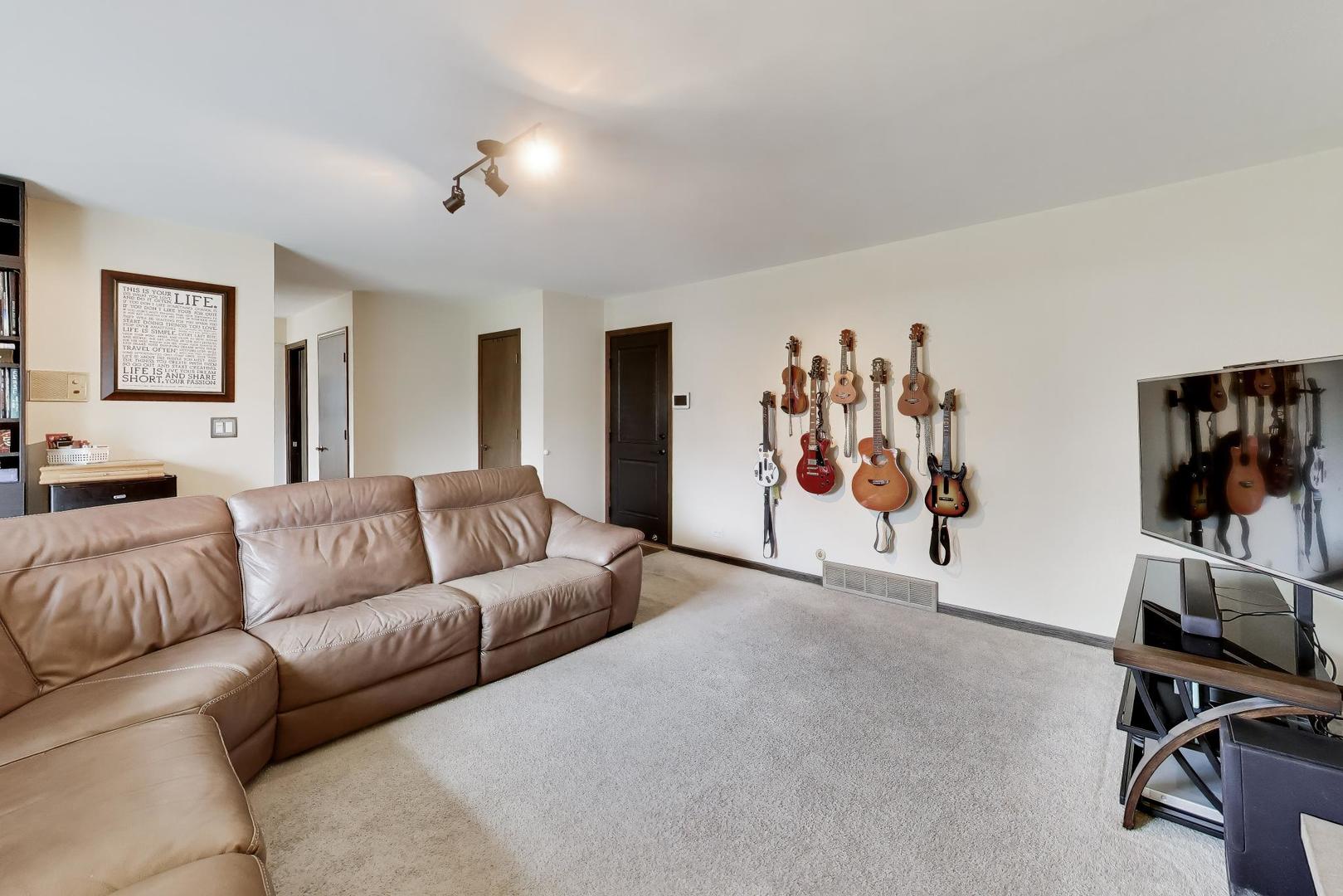 1028 S Beechwood Drive, Mount Prospect, IL 60056