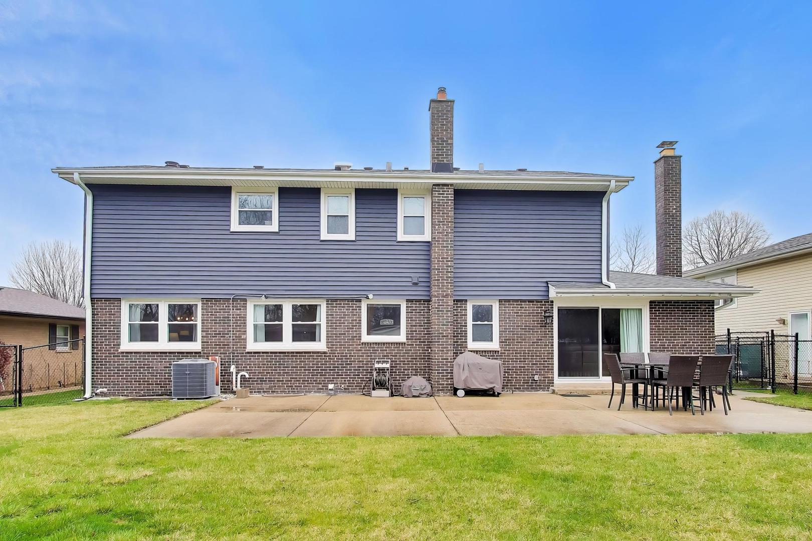 1028 S Beechwood Drive, Mount Prospect, IL 60056