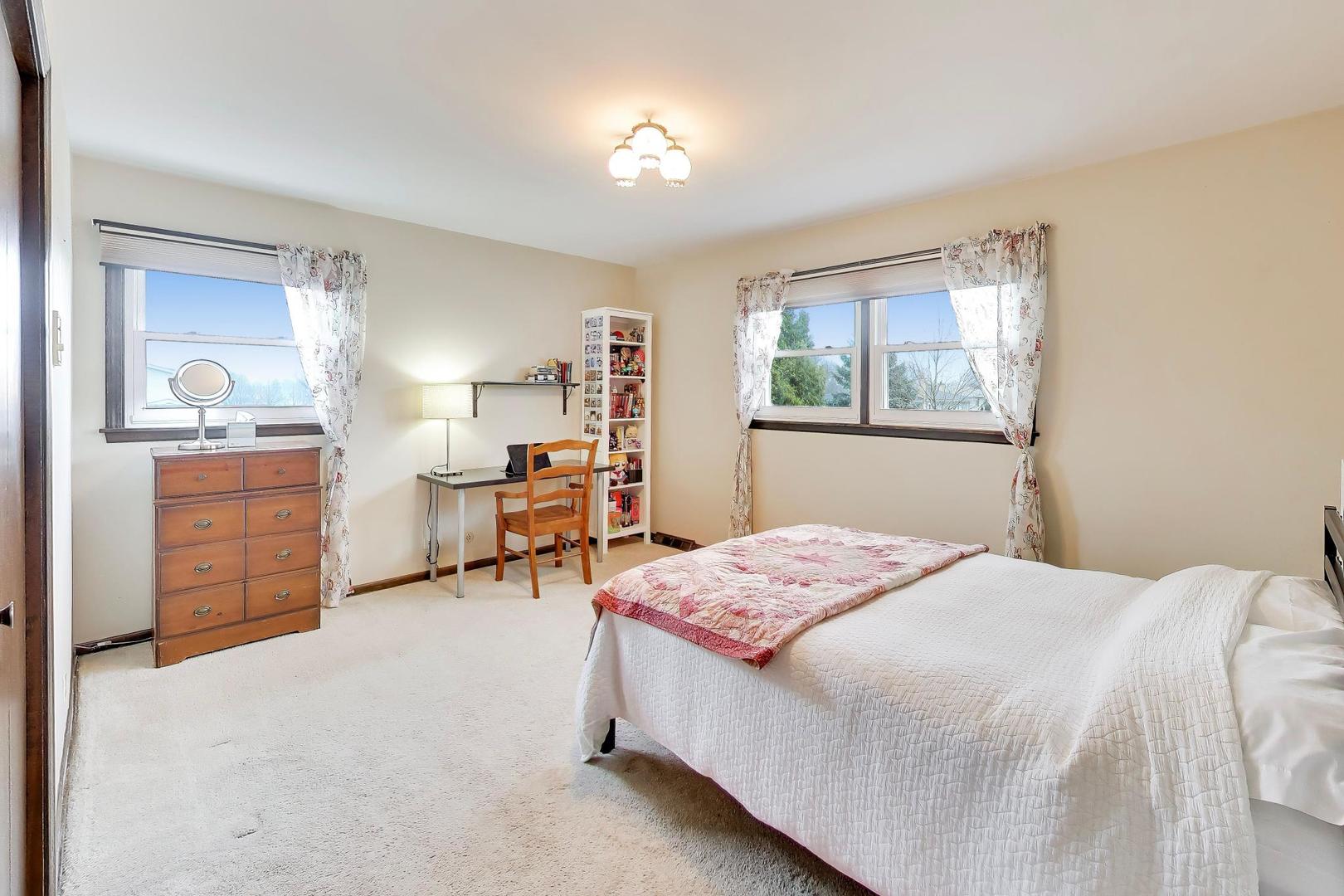 1028 S Beechwood Drive, Mount Prospect, IL 60056