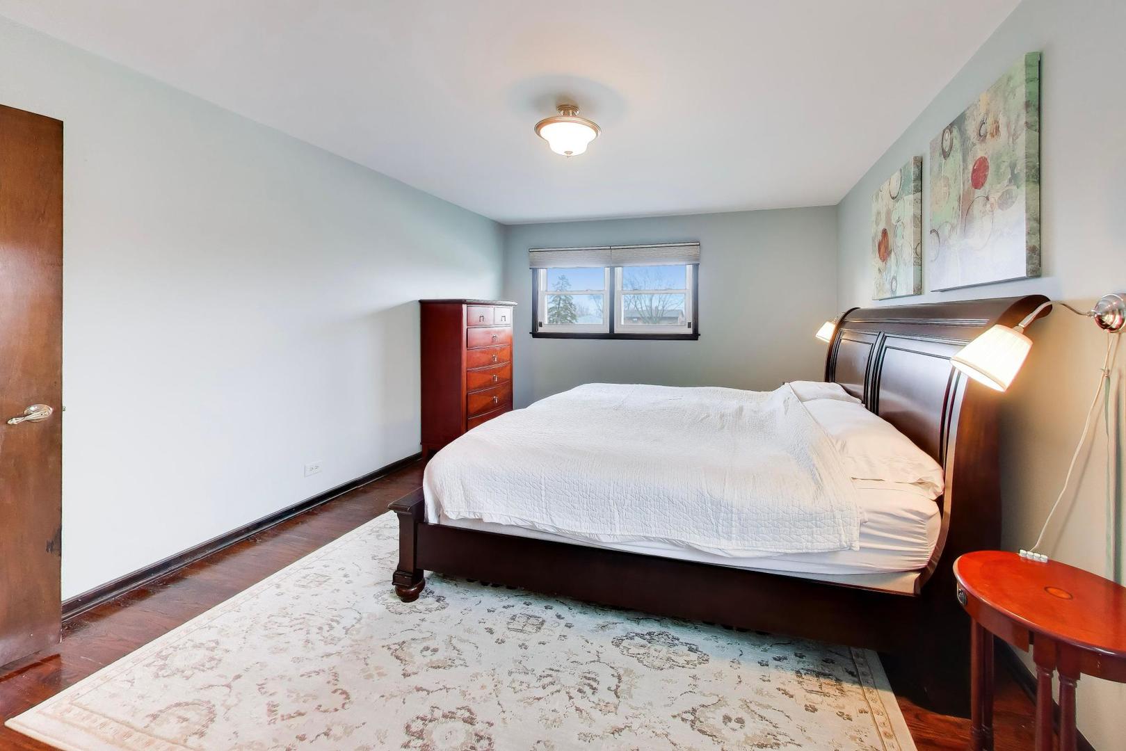 1028 S Beechwood Drive, Mount Prospect, IL 60056