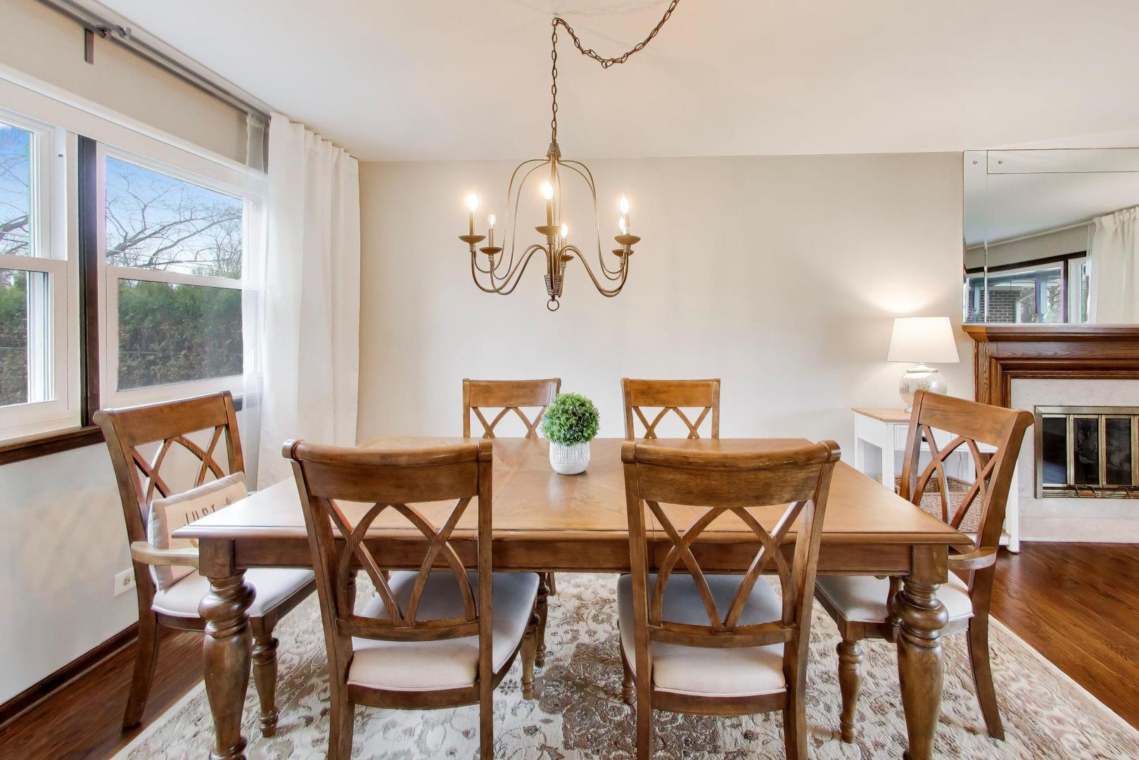 1028 S Beechwood Drive, Mount Prospect, IL 60056