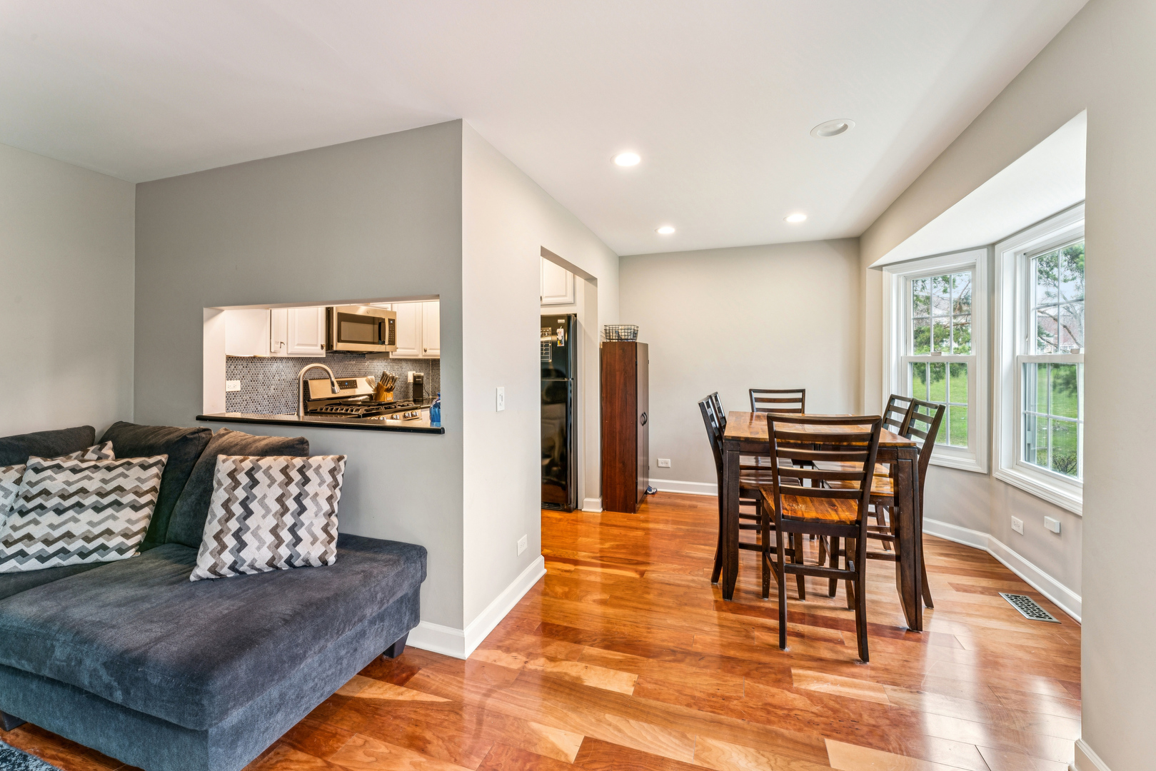 1426 W Sapphire Drive, Hoffman Estates, IL 60192