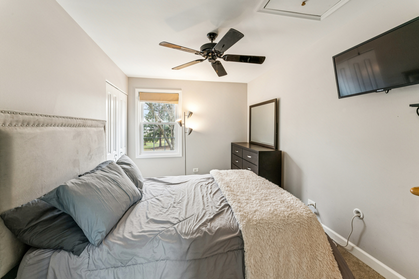 1426 W Sapphire Drive, Hoffman Estates, IL 60192