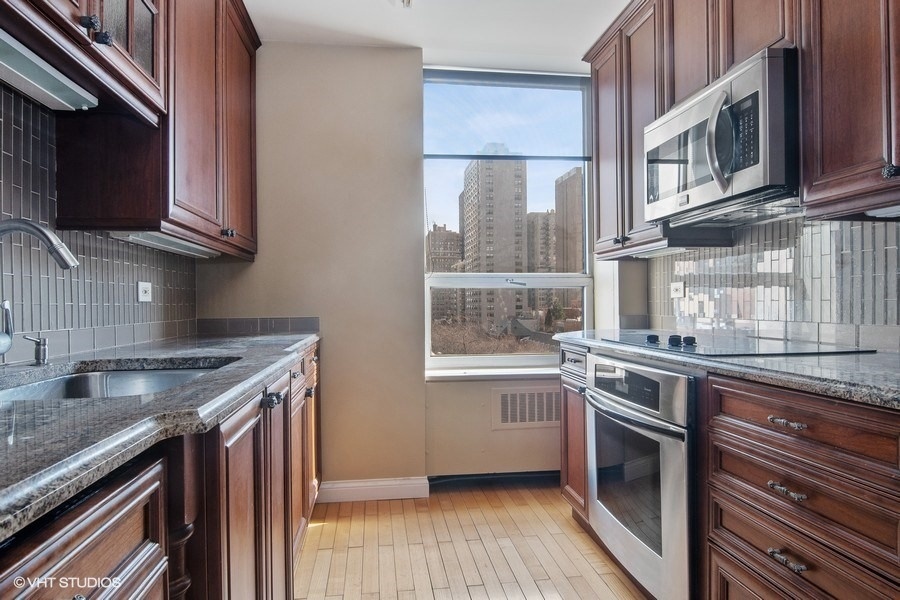 70 W Burton Place #805F, Chicago, IL 60610