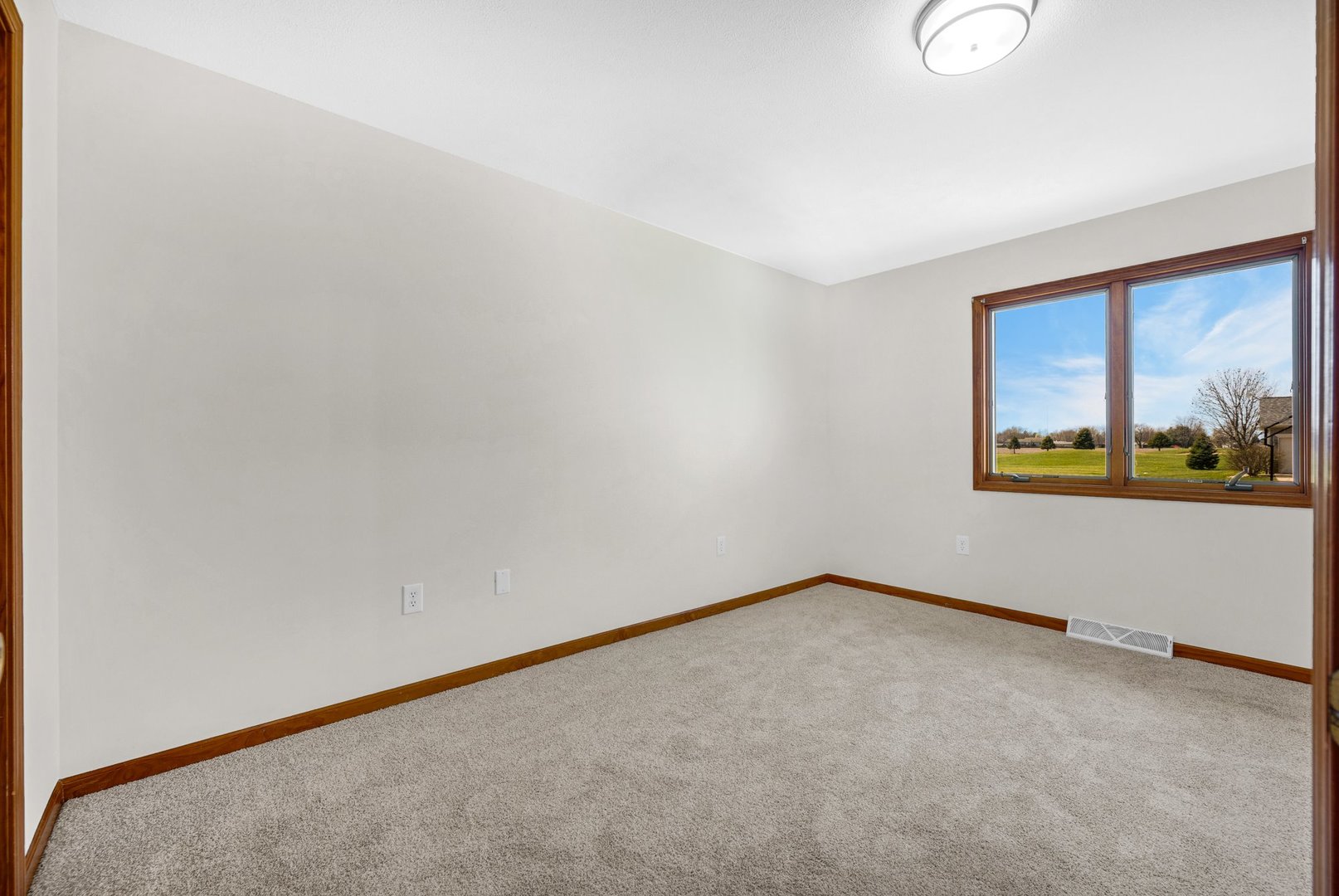 109 E Lake Court #B, Atlanta, IL 61723