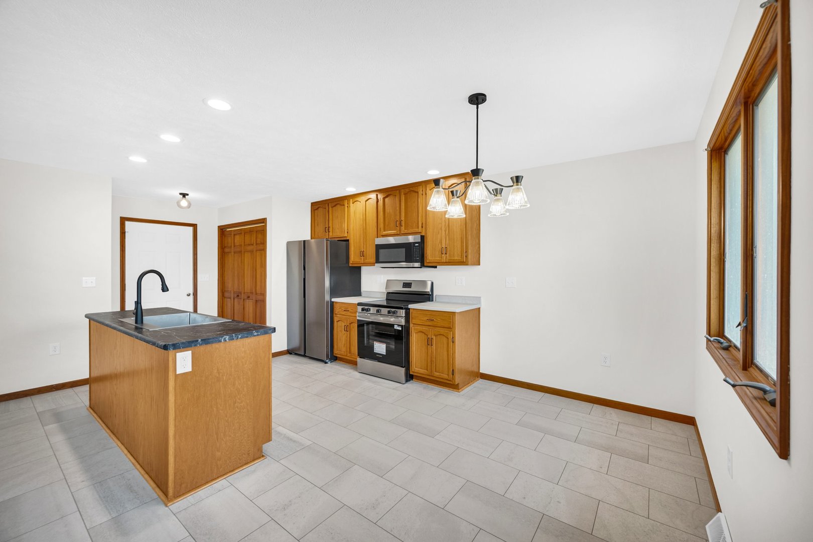 109 E Lake Court #B, Atlanta, IL 61723