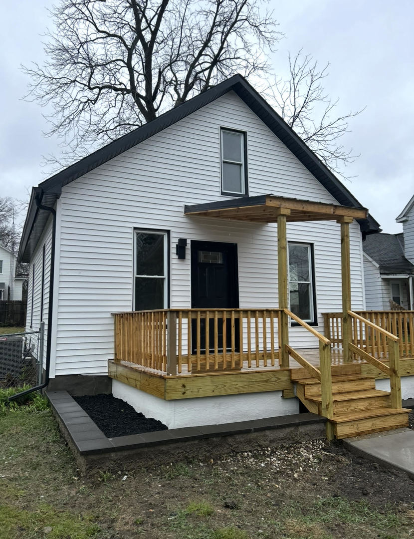 1022 W Taylor Street, Bloomington, IL 61701