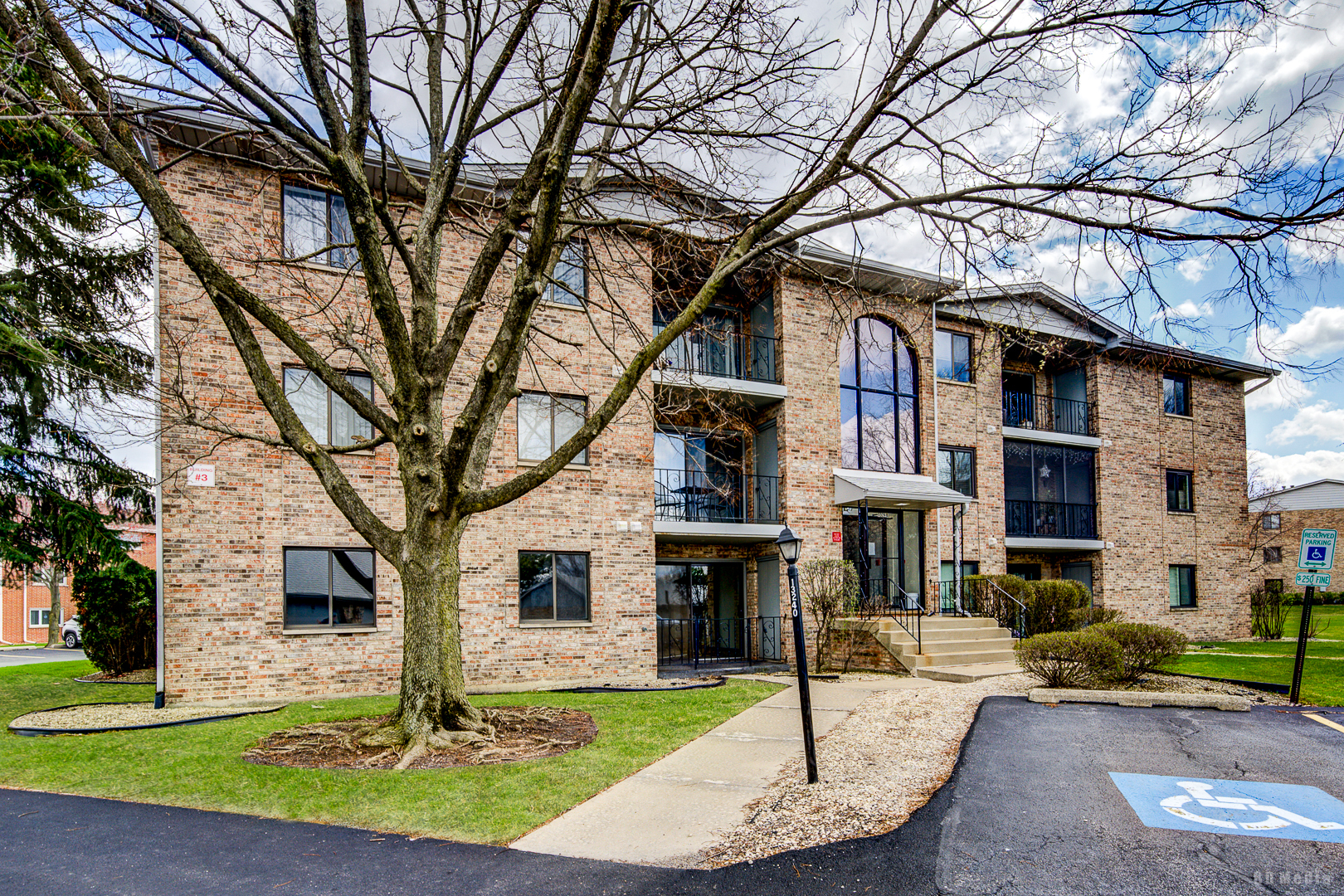 13240 W Circle Drive Parkway #304, Crestwood, IL 60418