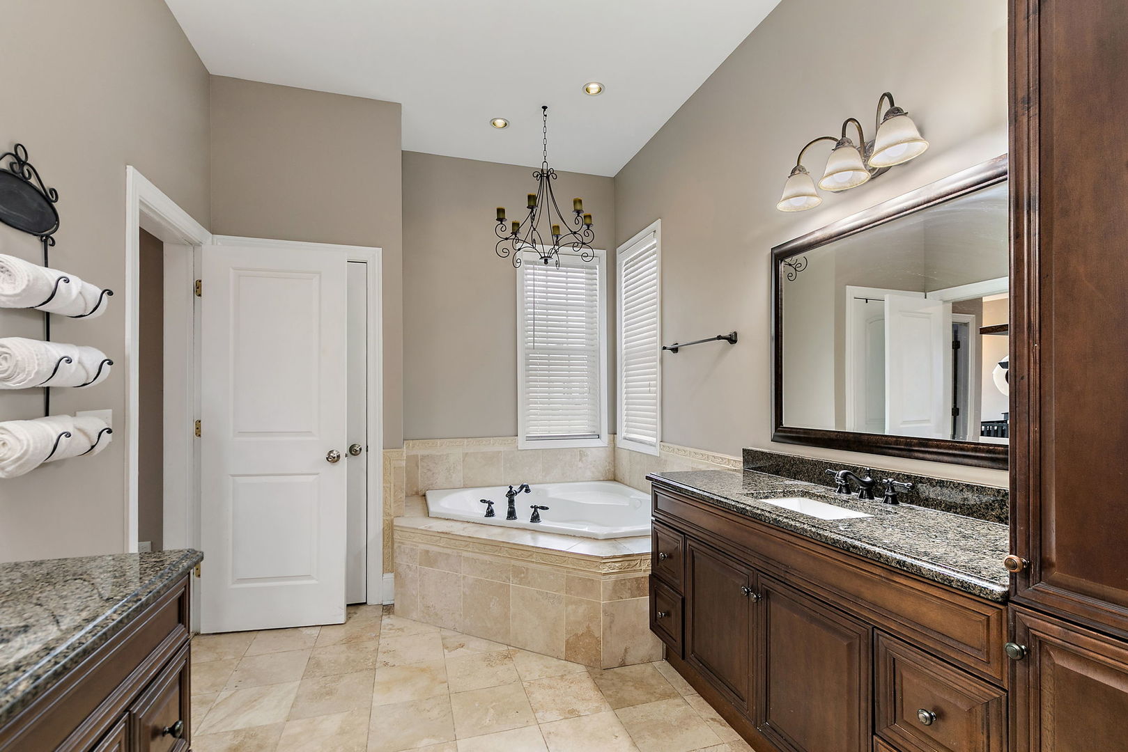 1211 Coyote Trail, Hampshire, IL 60140