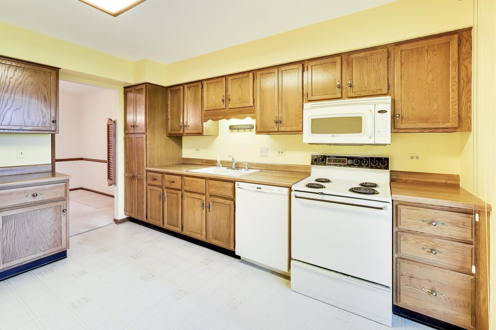 245 Windsor Lane #C, Willowbrook, IL 60527