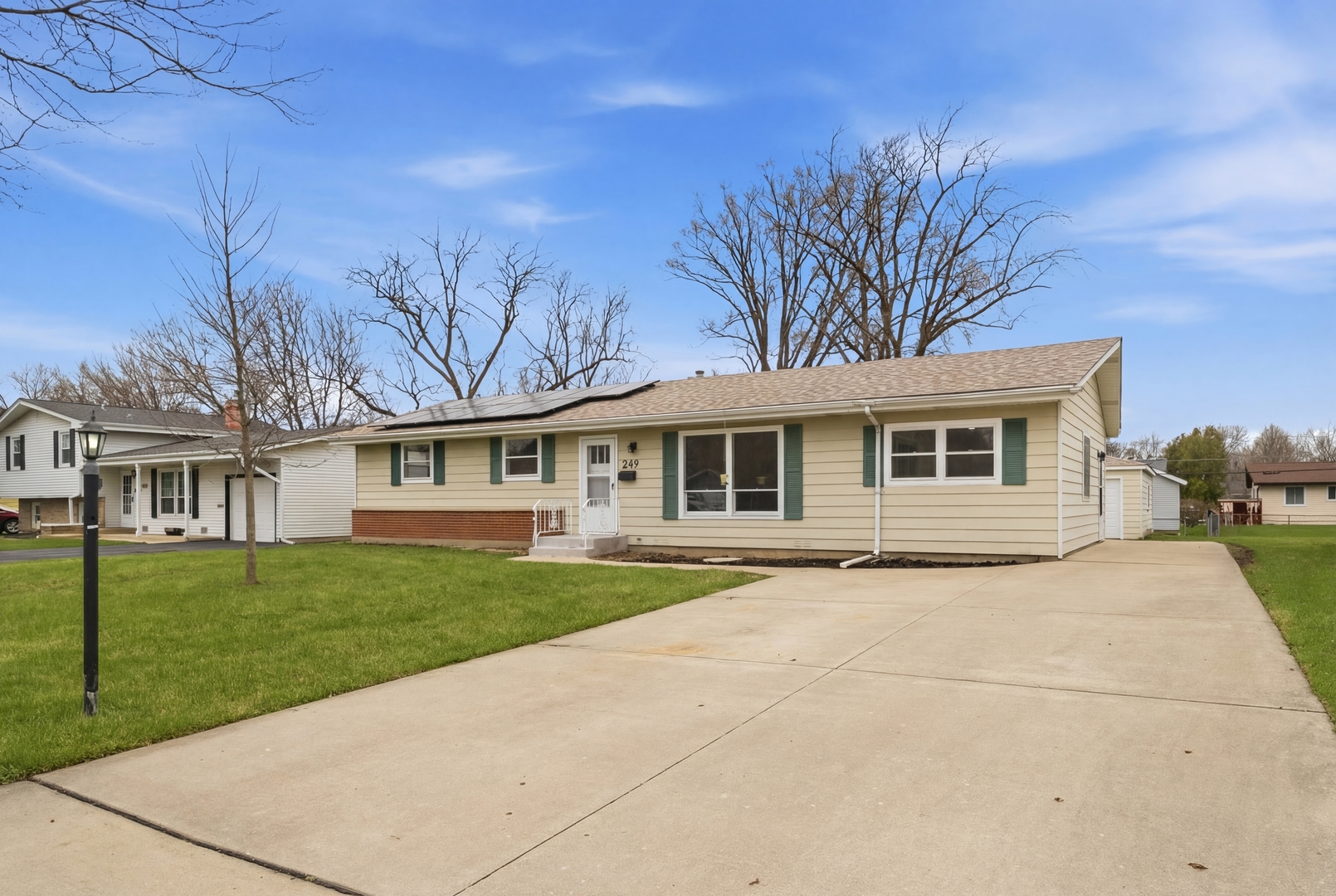 249 Shawnee Drive, Carol Stream, IL 60188