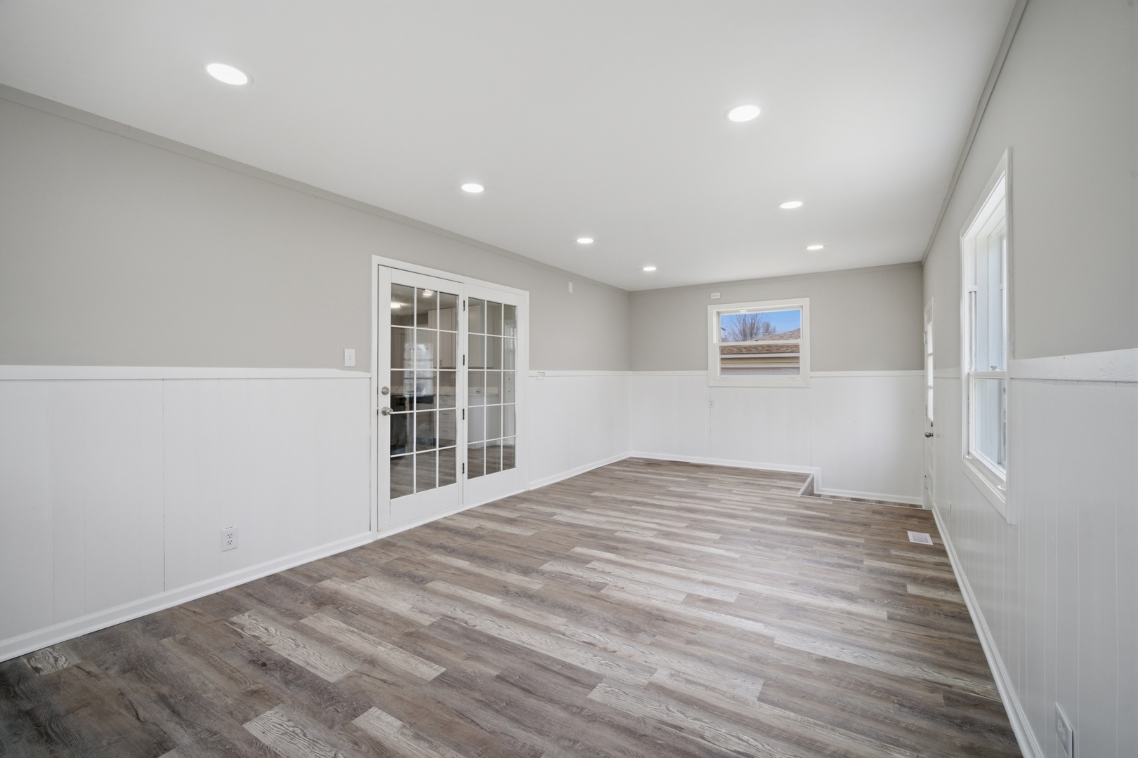 249 Shawnee Drive, Carol Stream, IL 60188