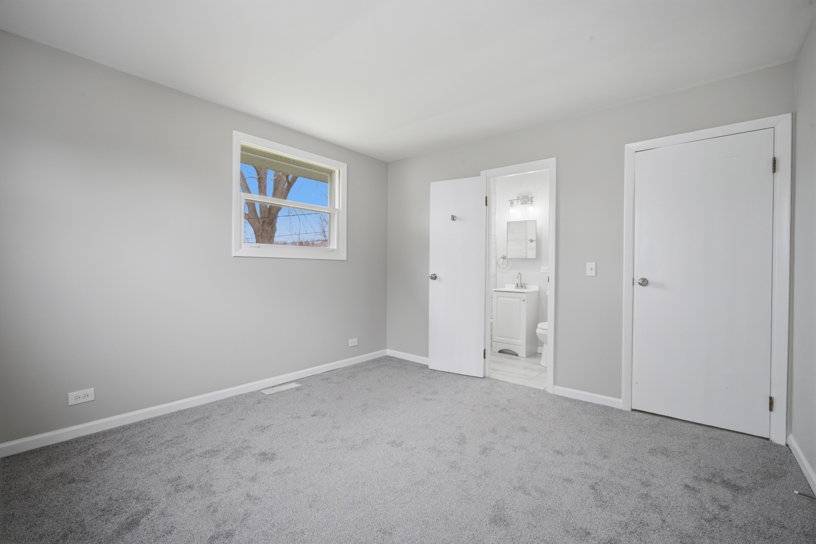 249 Shawnee Drive, Carol Stream, IL 60188