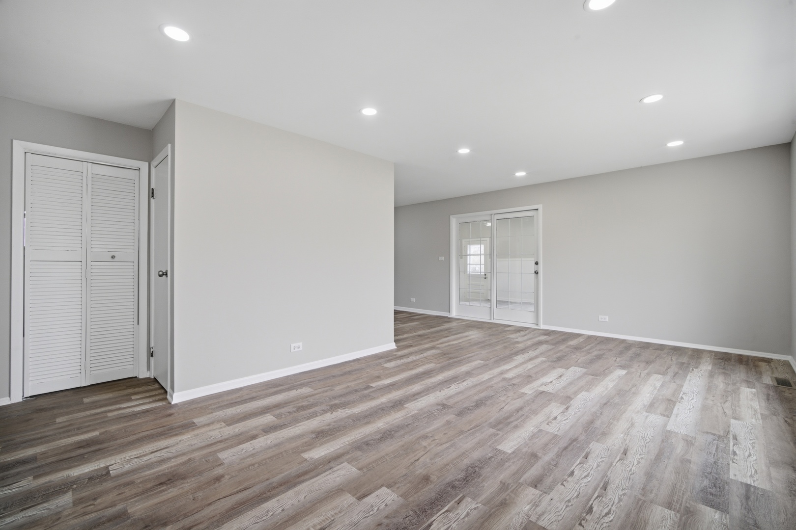 249 Shawnee Drive, Carol Stream, IL 60188