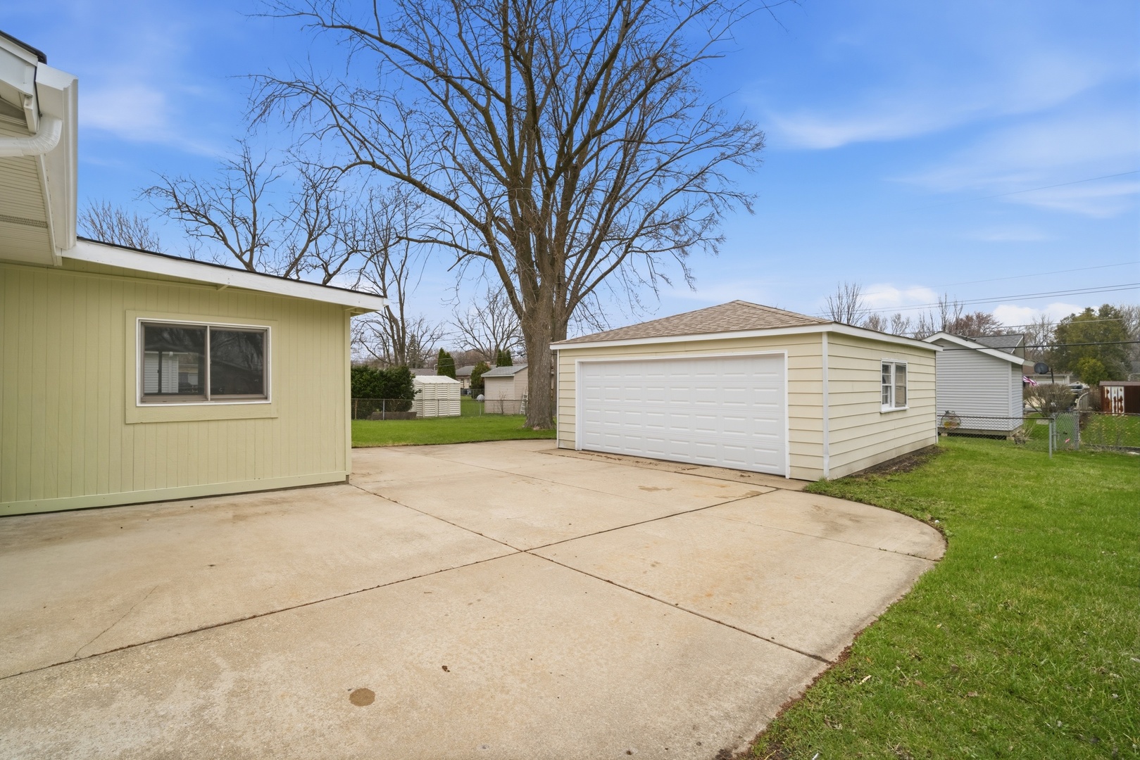 249 Shawnee Drive, Carol Stream, IL 60188