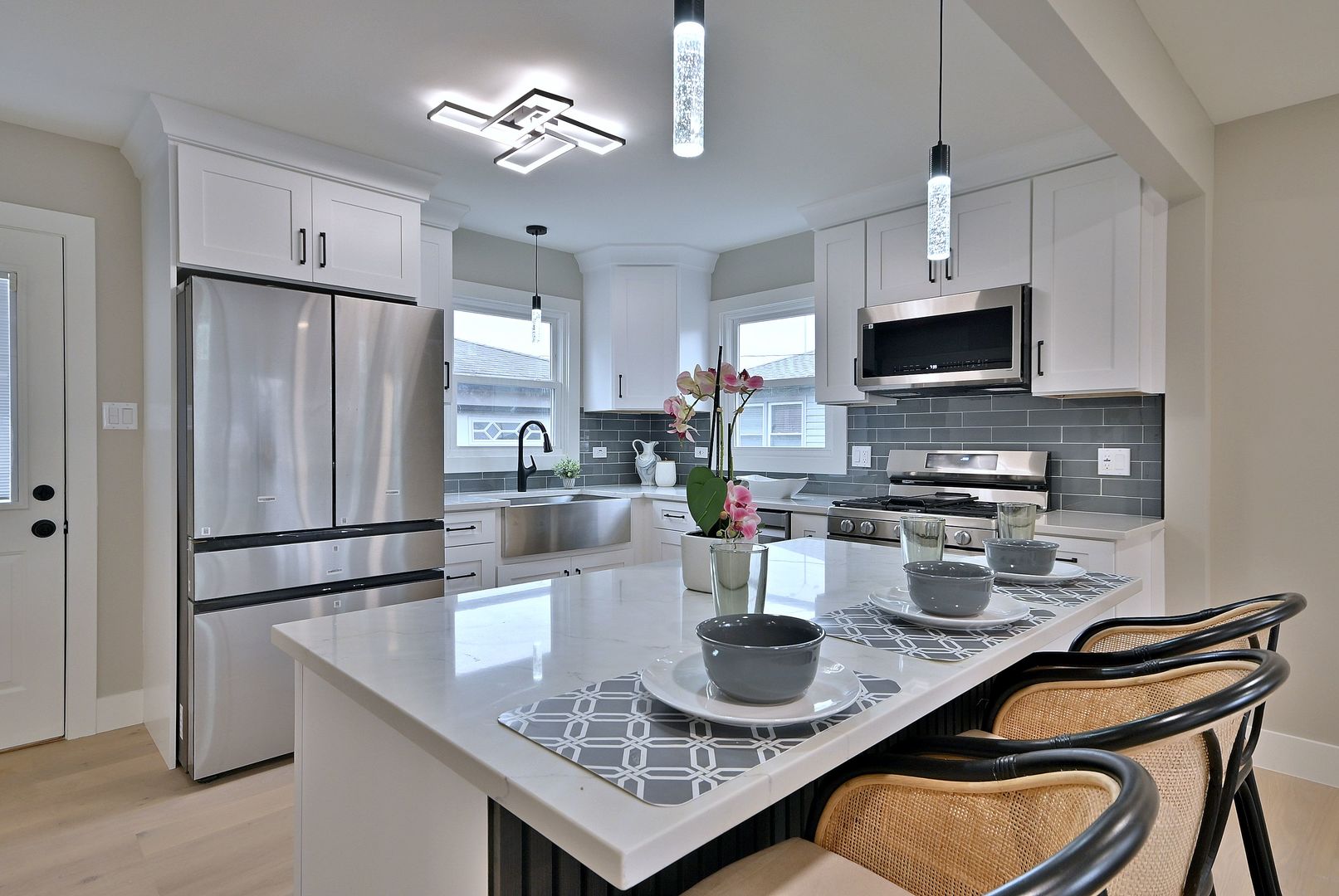 656 W Comstock Avenue, Elmhurst, IL 60126