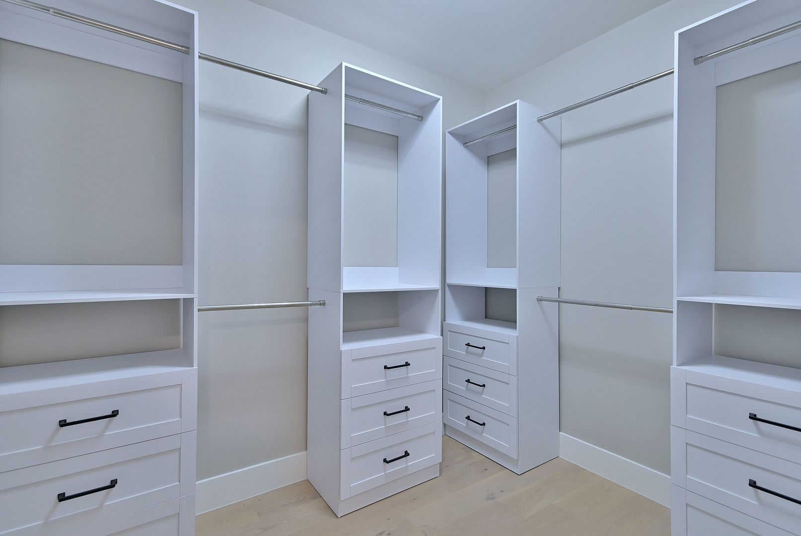 656 W Comstock Avenue, Elmhurst, IL 60126