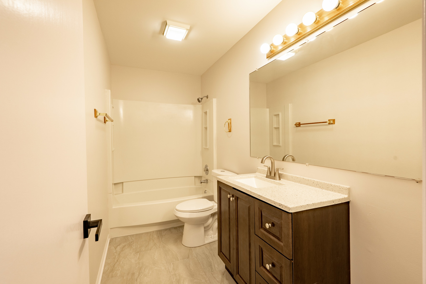 629 W Streamwood Boulevard #B, Streamwood, IL 60107