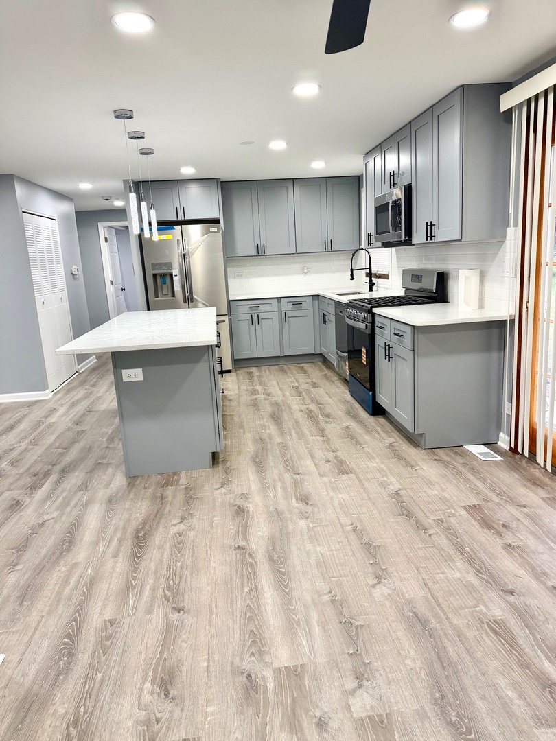 1310 SOMERSET Lane, Schaumburg, IL 60193