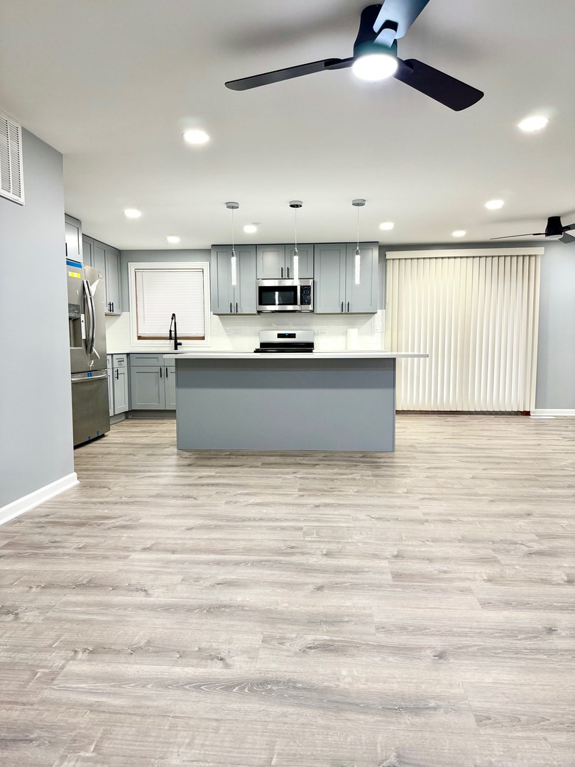 1310 SOMERSET Lane, Schaumburg, IL 60193