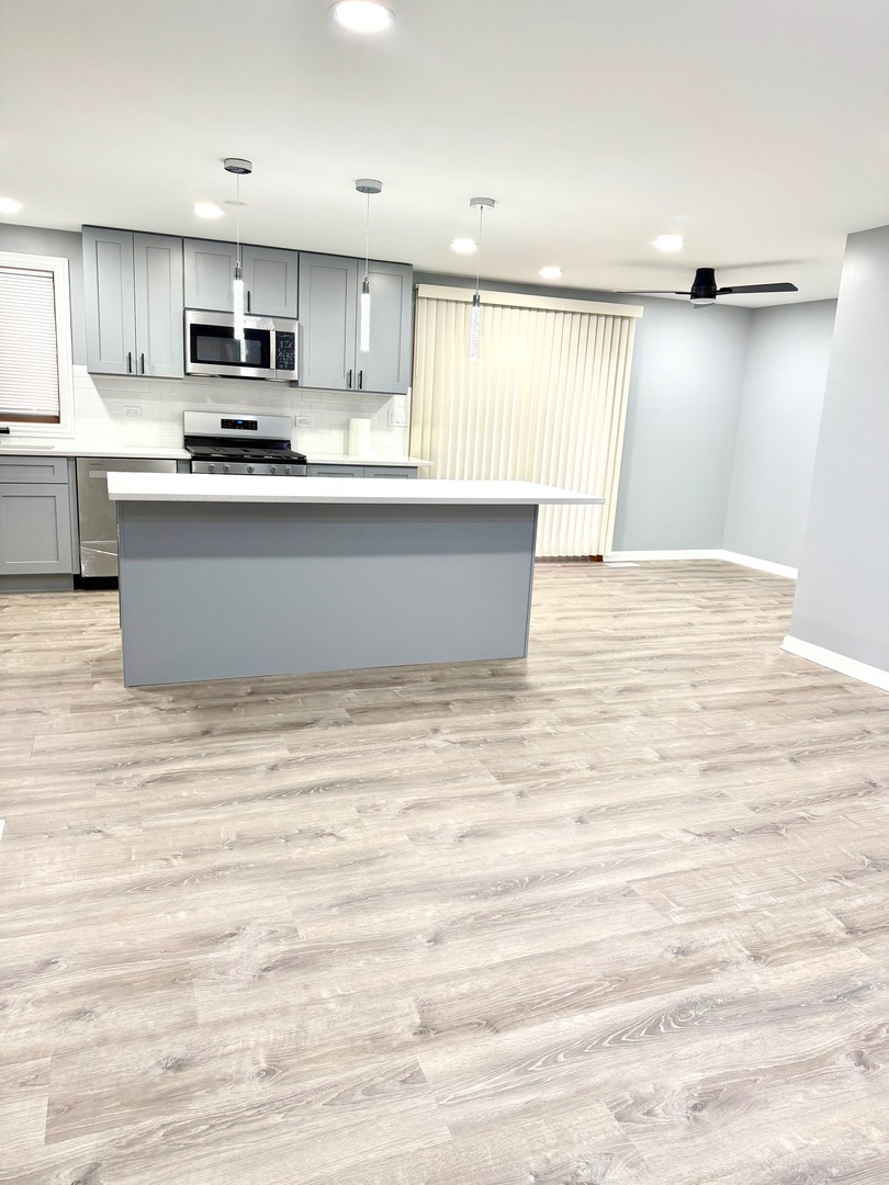 1310 SOMERSET Lane, Schaumburg, IL 60193