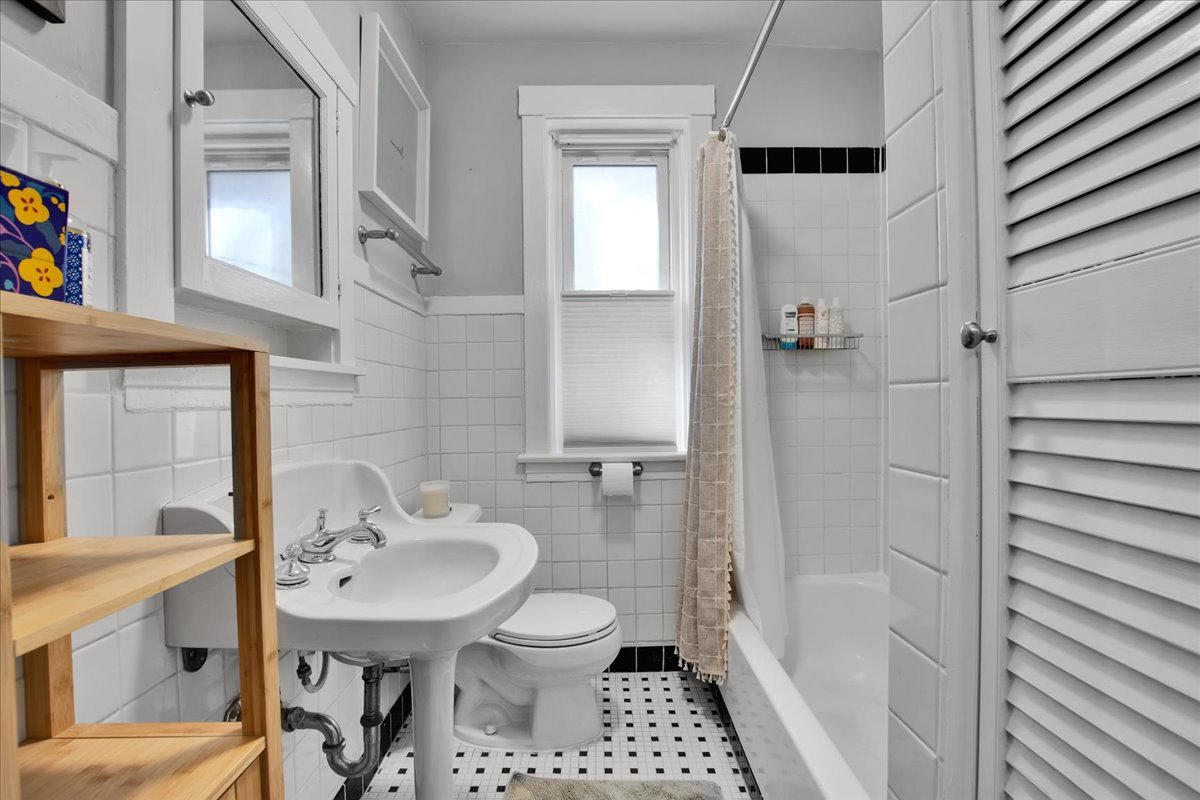 2030 W Shakespeare Avenue, Chicago, IL 60647