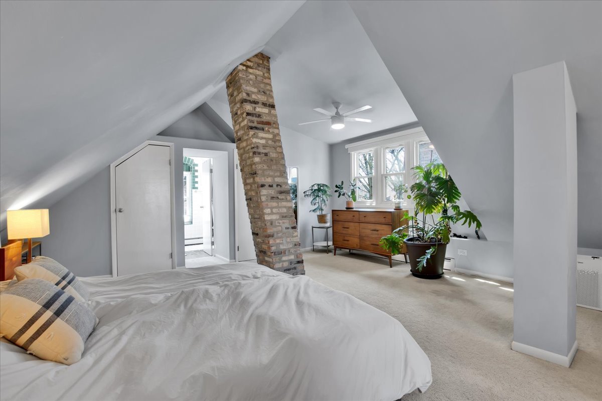 2030 W Shakespeare Avenue, Chicago, IL 60647