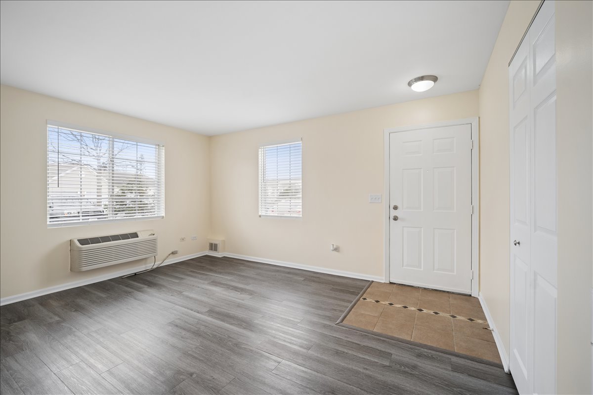 101 Silverstone Drive #101, Carpentersville, IL 60110