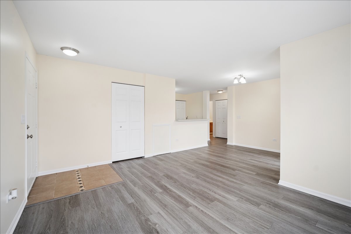 101 Silverstone Drive #101, Carpentersville, IL 60110