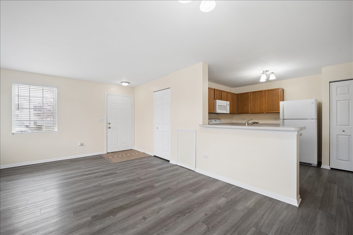 101 Silverstone Drive #101, Carpentersville, IL 60110