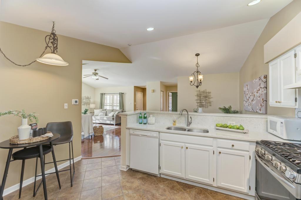 833 HAVENSHIRE Road #833, Naperville, IL 60565