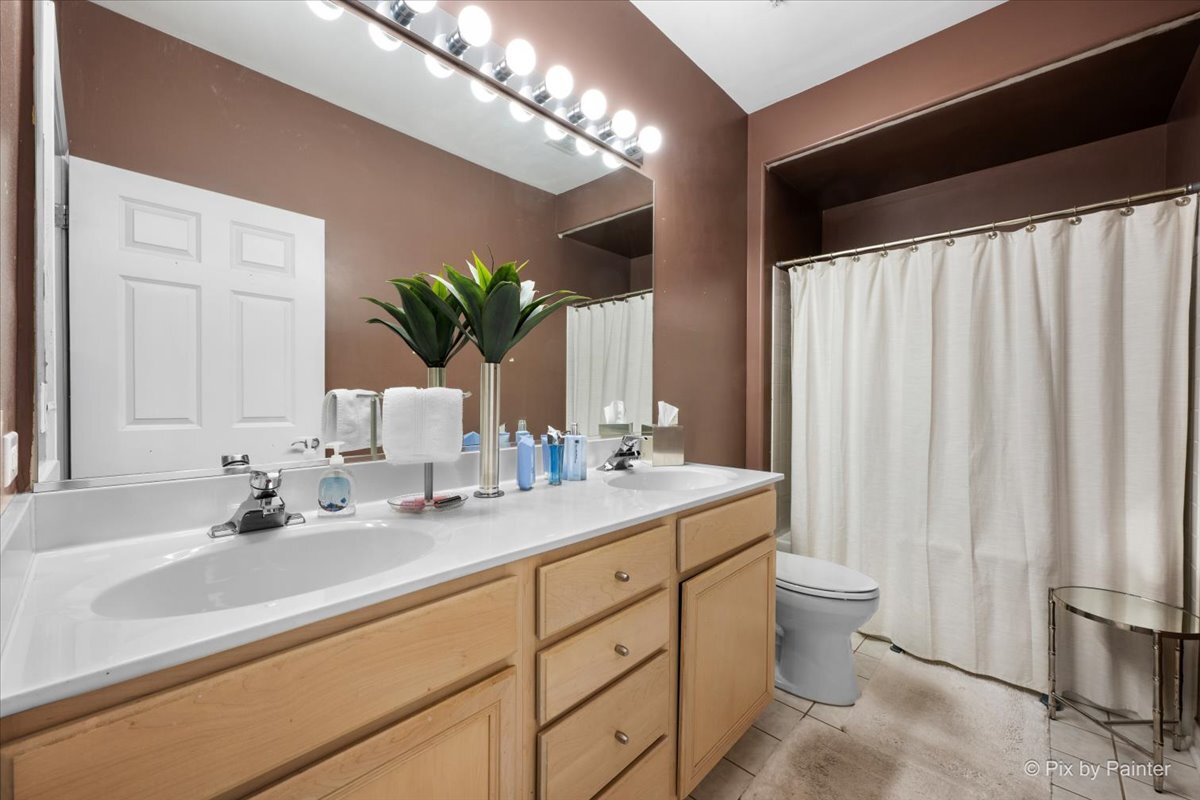 430 Commons Circle #430, Clarendon Hills, IL 60514