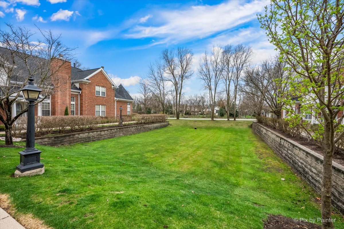 430 Commons Circle #430, Clarendon Hills, IL 60514