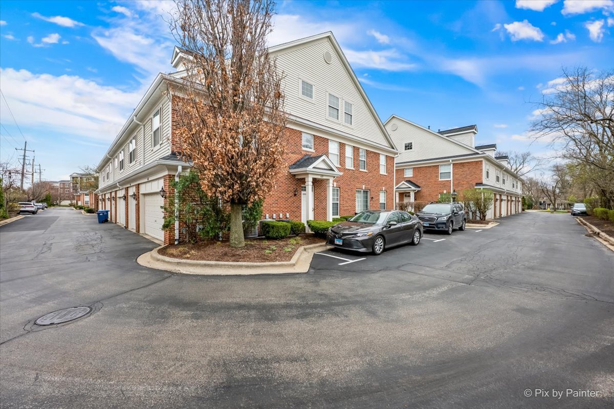 430 Commons Circle #430, Clarendon Hills, IL 60514