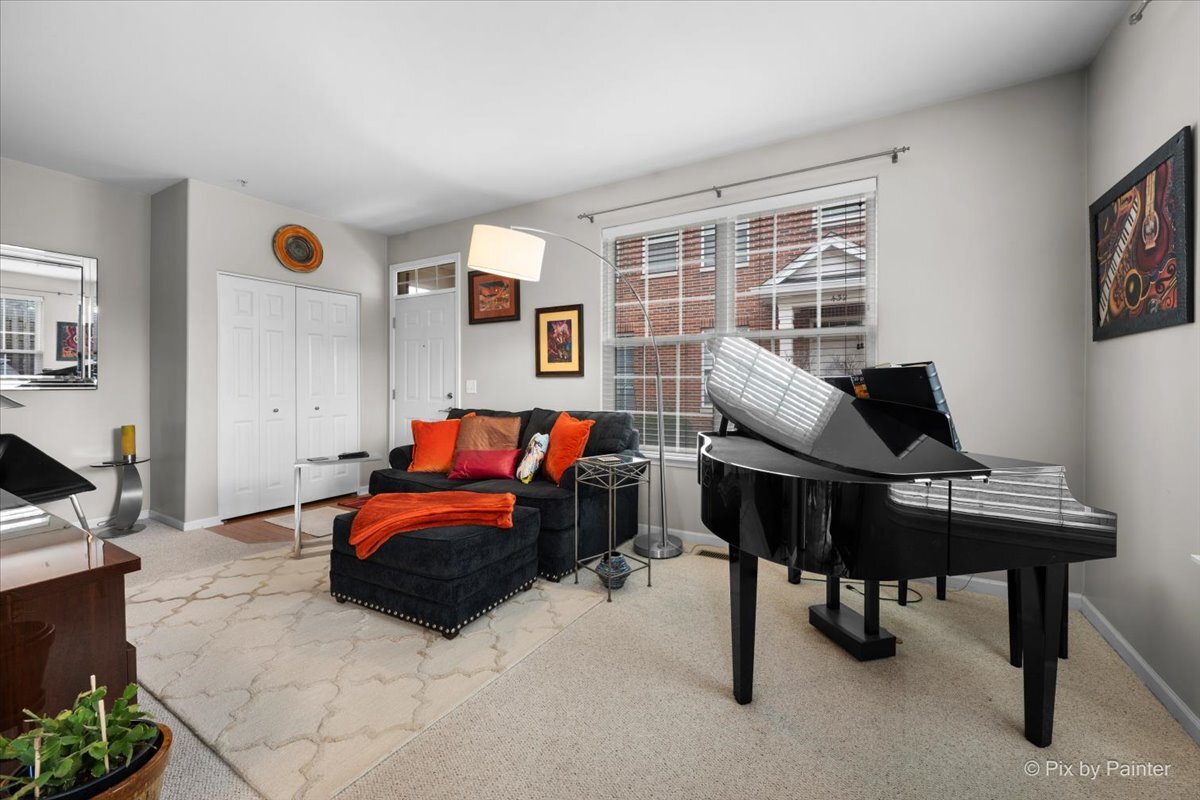 430 Commons Circle #430, Clarendon Hills, IL 60514