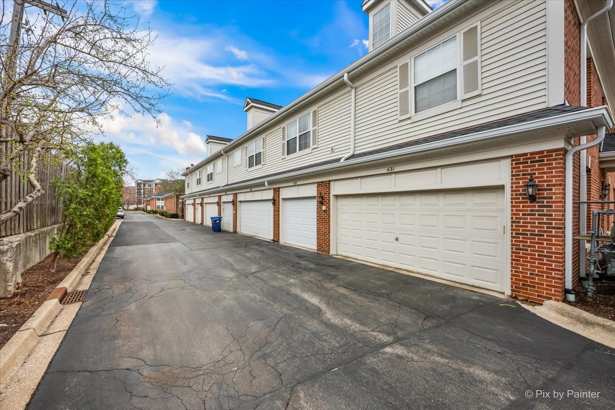 430 Commons Circle #430, Clarendon Hills, IL 60514