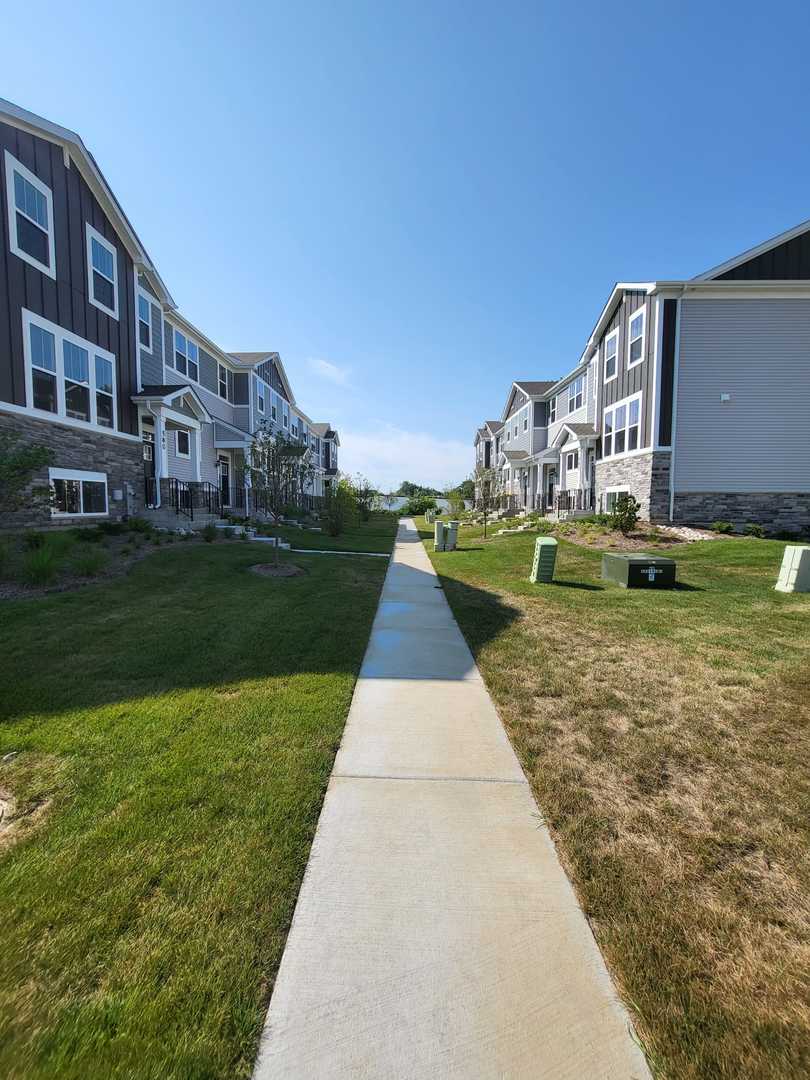 588 Wolverine Drive, Aurora, IL 60502