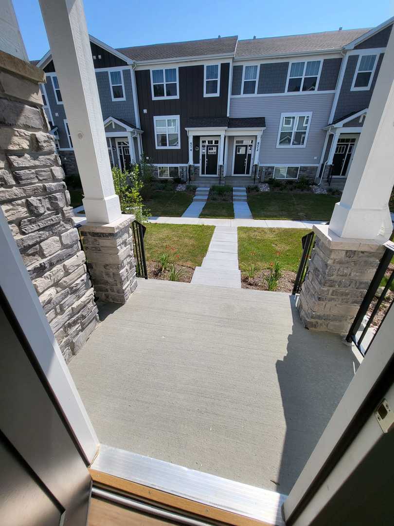 588 Wolverine Drive, Aurora, IL 60502