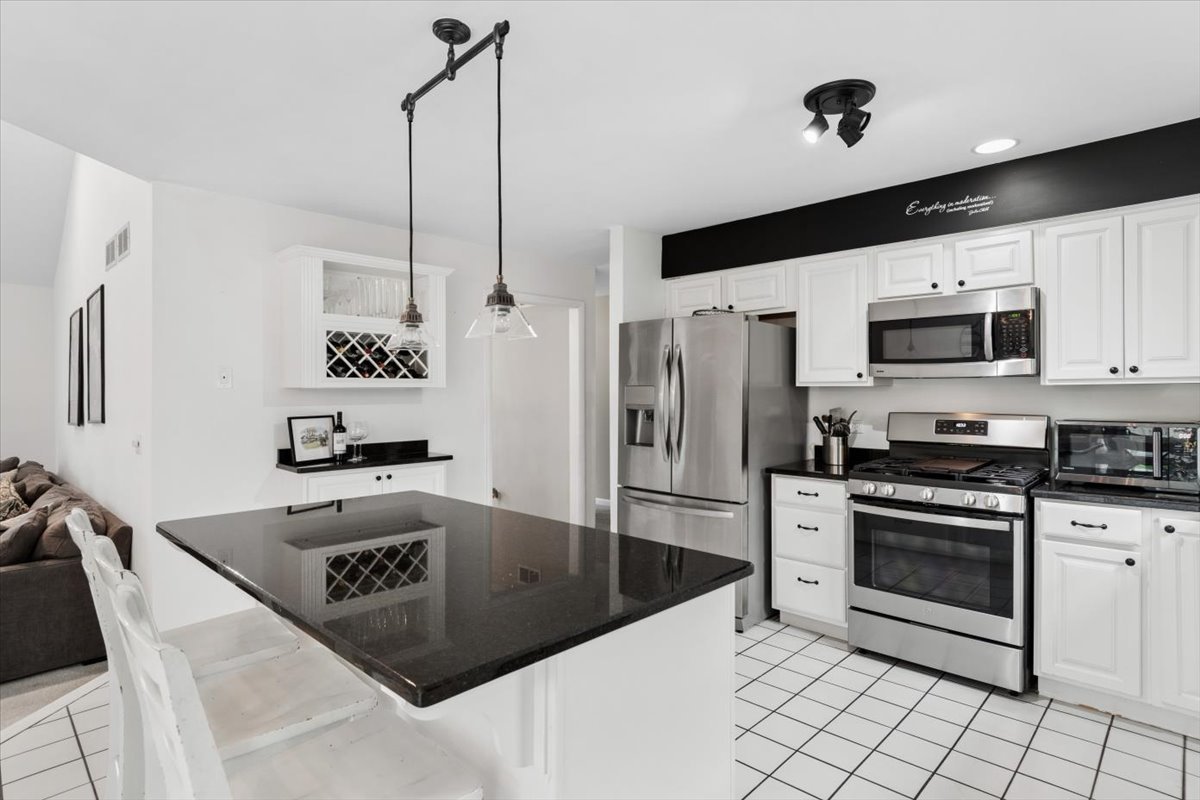 1923 Hillside Lane, Lisle, IL 60532