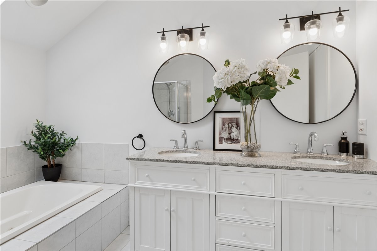 1923 Hillside Lane, Lisle, IL 60532