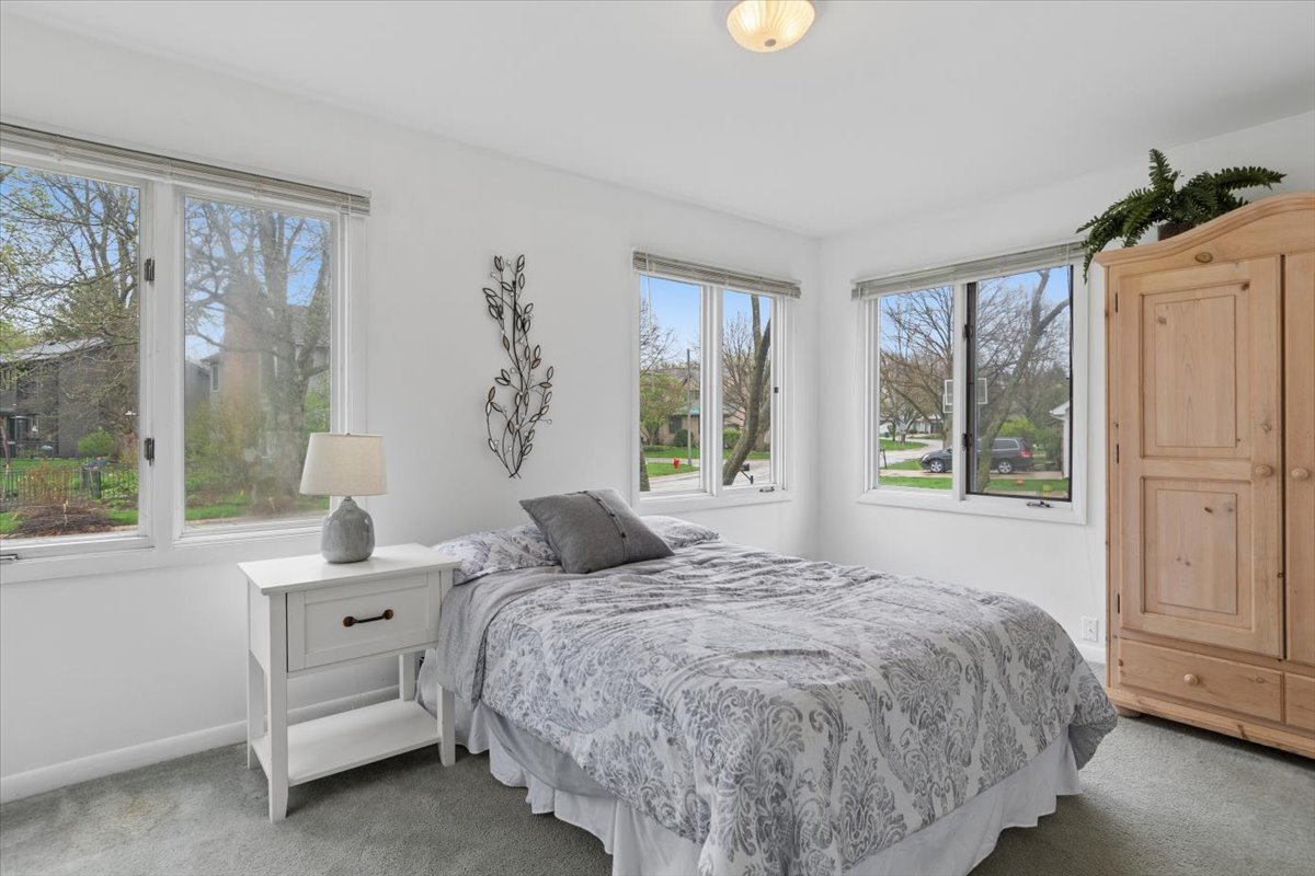 1923 Hillside Lane, Lisle, IL 60532