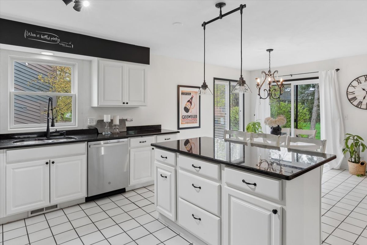 1923 Hillside Lane, Lisle, IL 60532