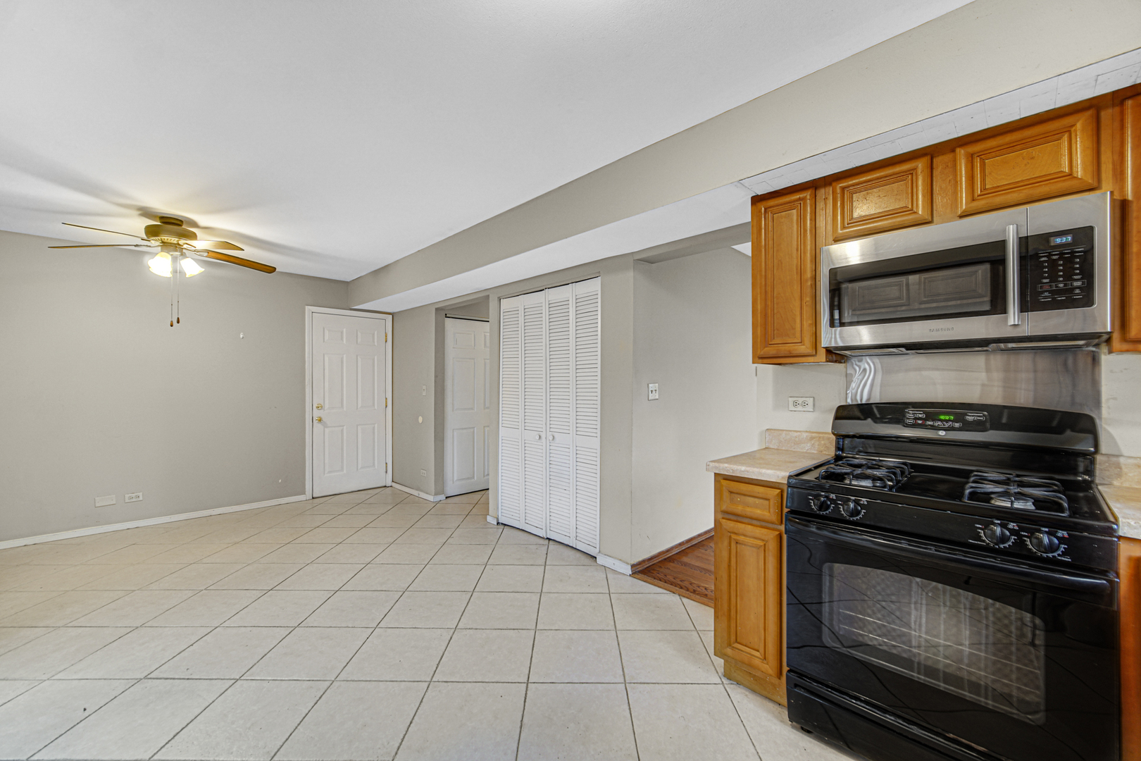 593 Iroquois Trail, Carol Stream, IL 60188