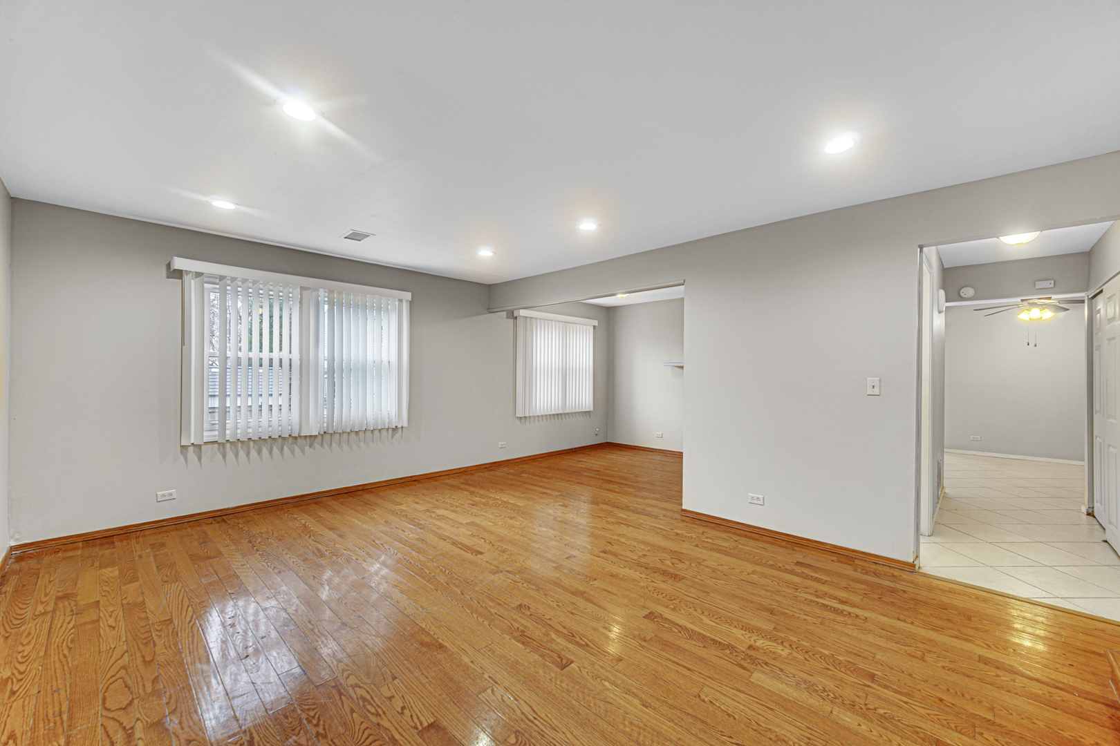 593 Iroquois Trail, Carol Stream, IL 60188