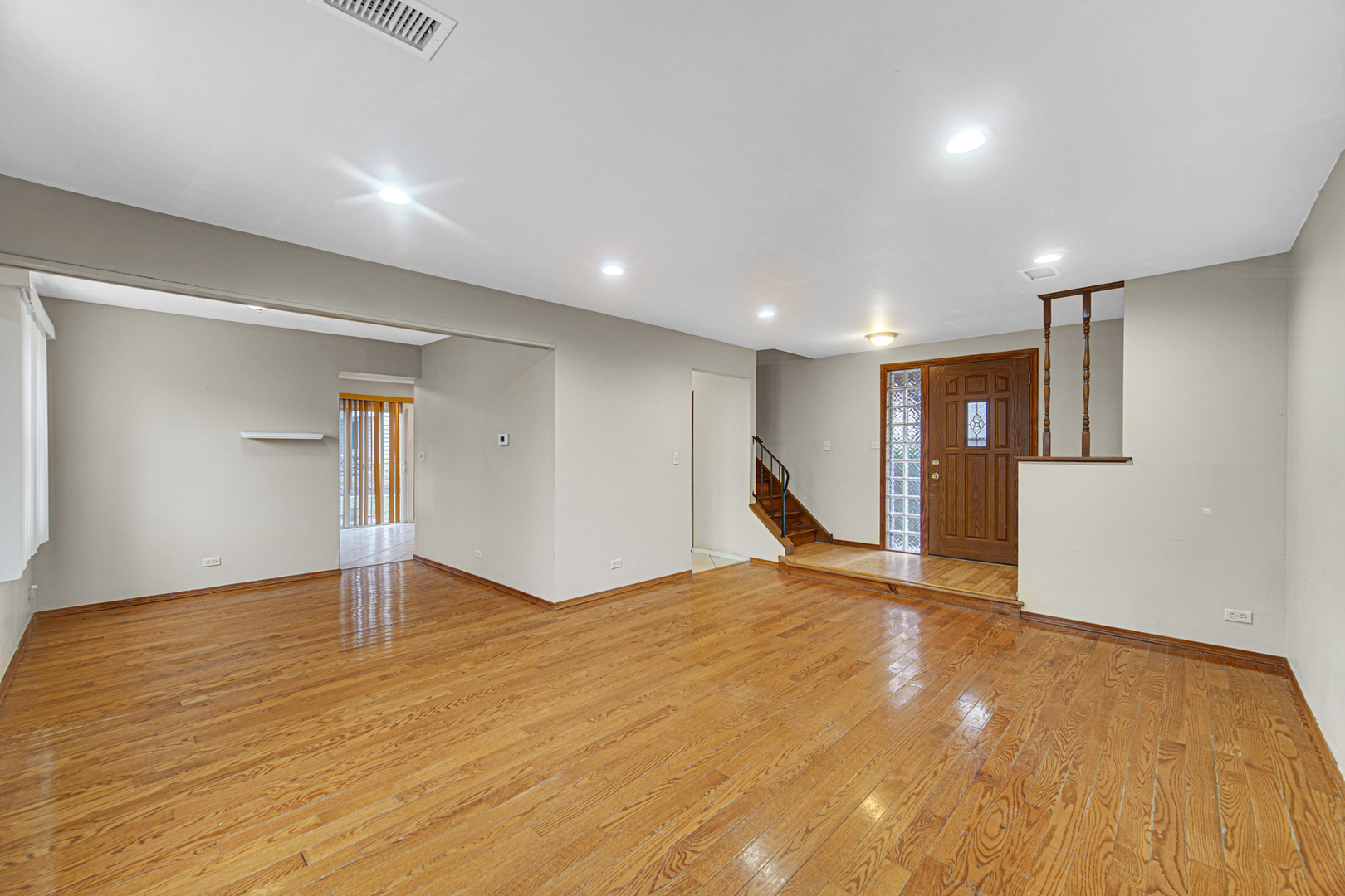 593 Iroquois Trail, Carol Stream, IL 60188