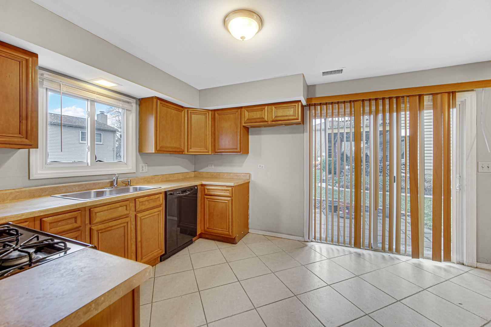 593 Iroquois Trail, Carol Stream, IL 60188