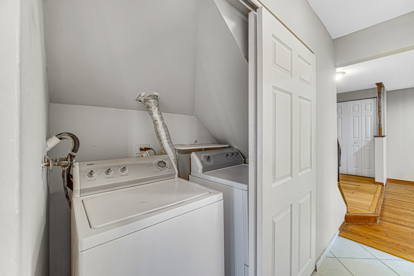 593 Iroquois Trail, Carol Stream, IL 60188