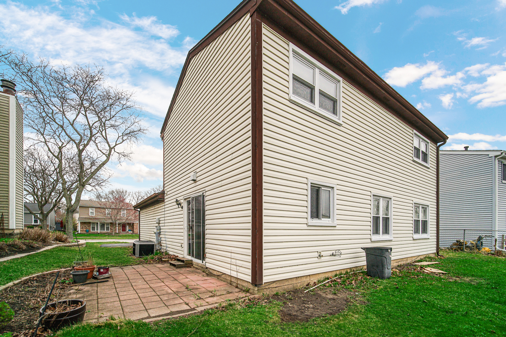 593 Iroquois Trail, Carol Stream, IL 60188