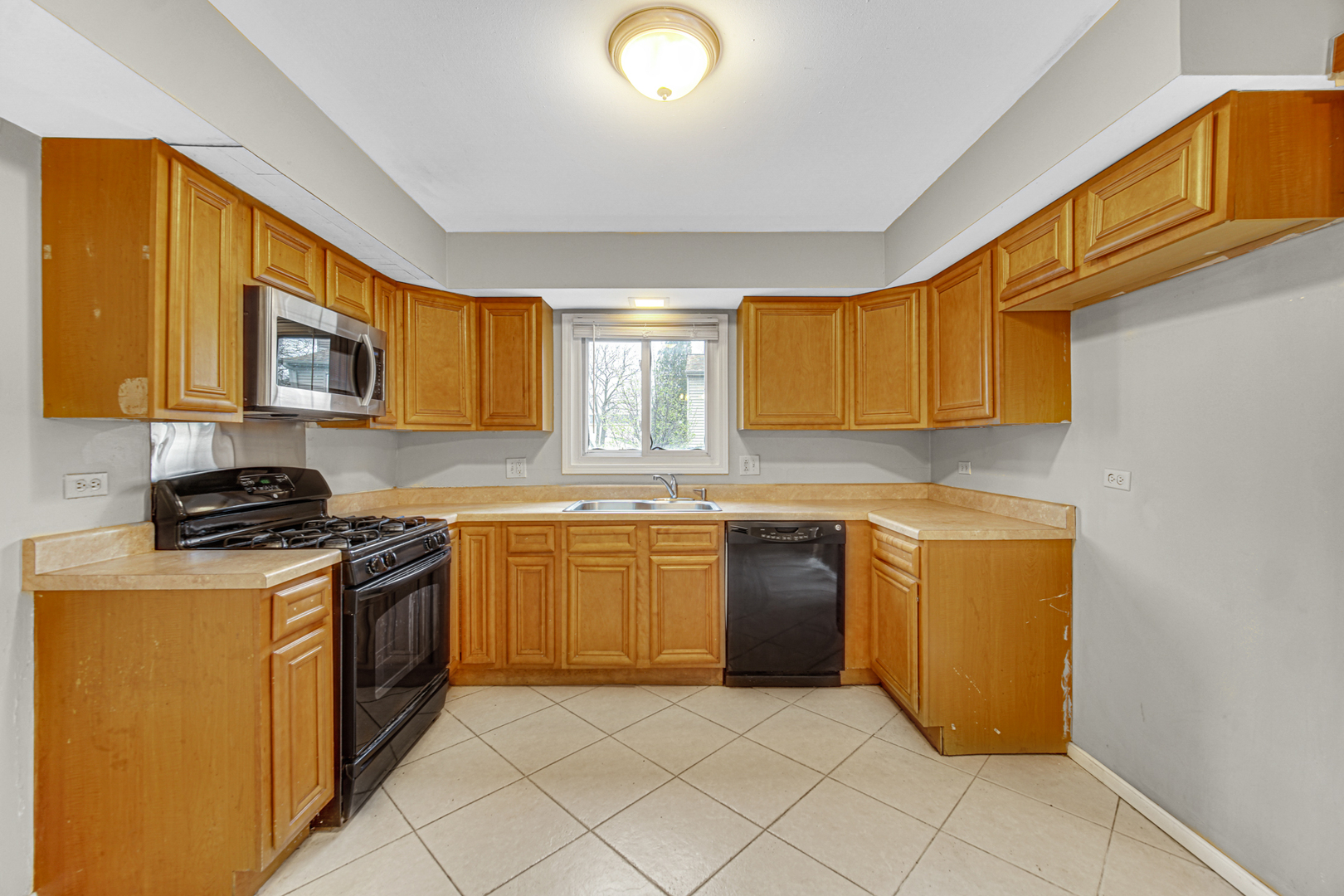 593 Iroquois Trail, Carol Stream, IL 60188