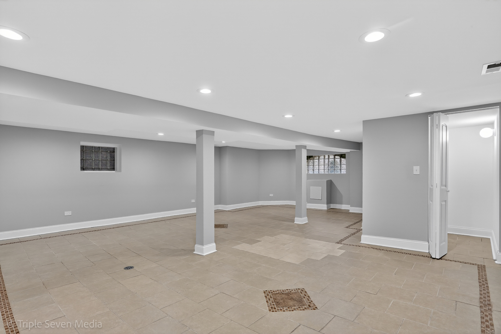 8132 S Paxton Avenue, Chicago, IL 60617